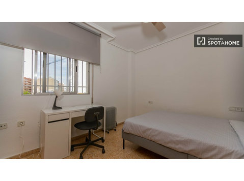 Valencia, Rascanya'da 4 yatak odalı dairede kiralık oda - Kiralık