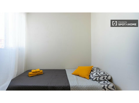 Torrefiel, Valensiya'da 4 yatak odalı dairede kiralık oda - Kiralık