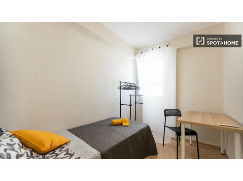 Torrefiel, Valensiya'da 4 yatak odalı dairede kiralık oda - Kiralık