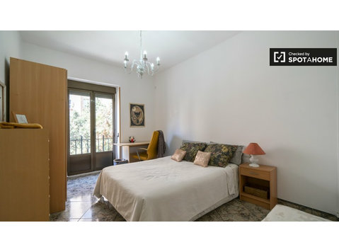 Room for rent in 4-bedroom apartment in Trinitat, Valencia - Na prenájom