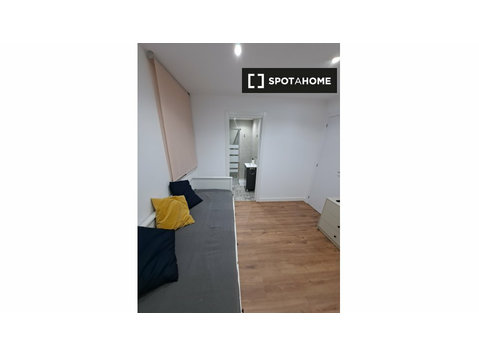 Room for rent in 4-bedroom apartment in Valencia - K pronájmu