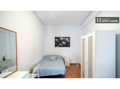 Pokój do wynajęcia w mieszkaniu z 4 sypialniami w Walencji - Do wynajęcia