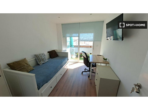 Room for rent in 4-bedroom apartment in Valencia - Cho thuê