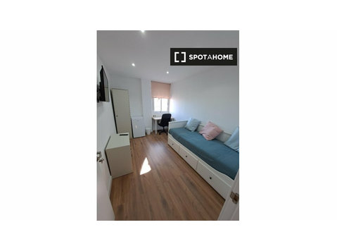 Room for rent in 4-bedroom apartment in Valencia - 出租