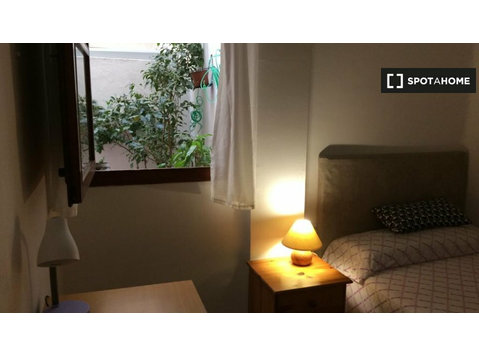 Zimmer zu vermieten in 4-Zimmer-Wohnung in Valencia - Zu Vermieten