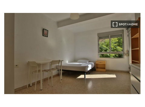 Room for rent in 4-bedroom apartment in Valencia - Til Leie