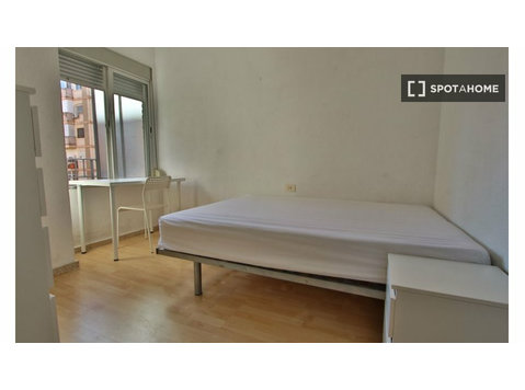 Zimmer zu vermieten in 4-Zimmer-Wohnung in Valencia - Zu Vermieten