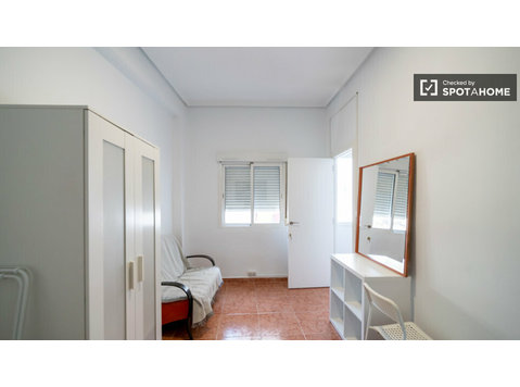 Room for rent in 4-bedroom apartment in Valencia - Аренда