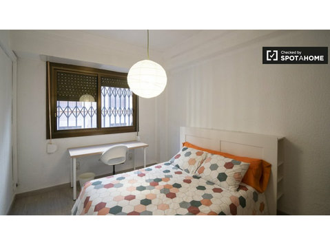 Chambre à louer dans un appartement de 4 chambres à Valence - À louer