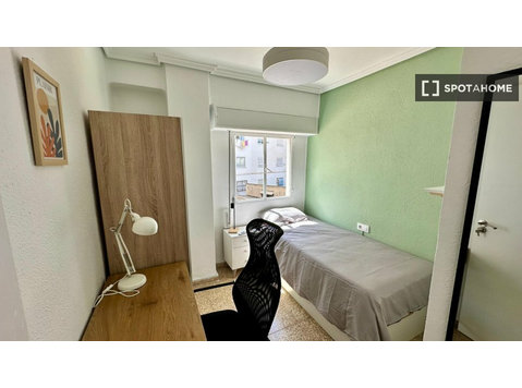 Se alquila habitación en piso de 4 dormitorios en Valencia - Alquiler