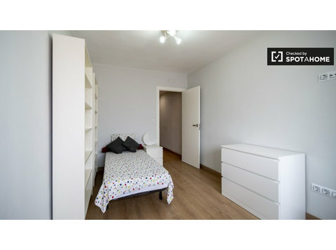 Room for rent in 4-bedroom apartment in Valencia - เพื่อให้เช่า