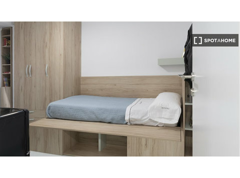 Room for rent in 4-bedroom apartment in Valencia - Kiadó