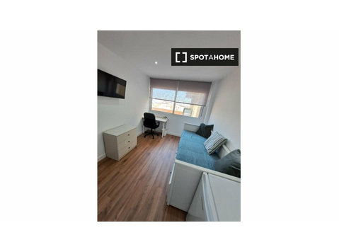 Room for rent in 4-bedroom apartment in Valencia - Na prenájom