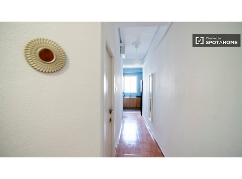 Room for rent in 4-bedroom apartment in Valencia - Аренда