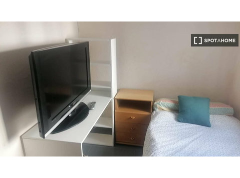 Room for rent in 4-bedroom apartment in Valencia - De inchiriat