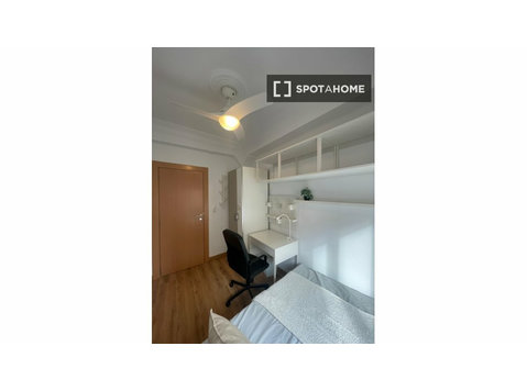 Zimmer zu vermieten in 4-Zimmer-Wohnung in Valencia - Zu Vermieten