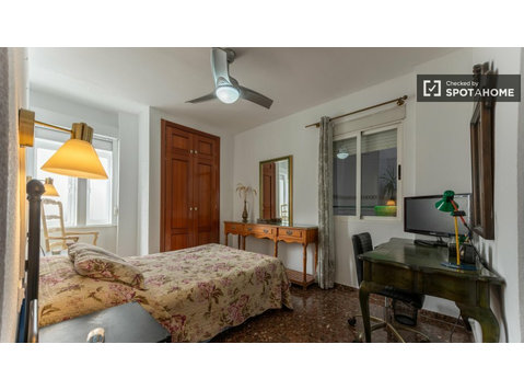Zimmer zu vermieten in 4-Zimmer-Wohnung in Valencia,… - Zu Vermieten