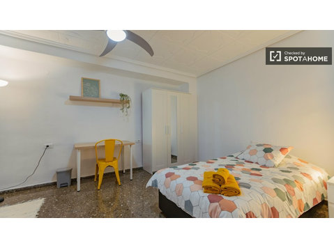 Pokój do wynajęcia w mieszkaniu z 4 sypialniami w Xirivella… - Do wynajęcia