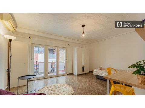 Xirivella, Valensiya'da 4 yatak odalı dairede kiralık oda - Kiralık