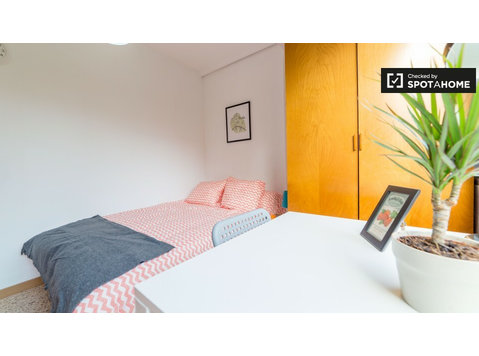 Room for rent in 5-bed apartment in Algirós, Valencia - الإيجار