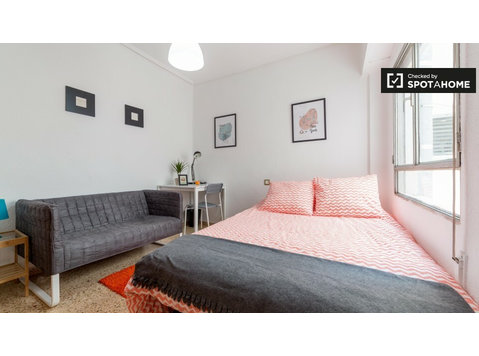 Room for rent in 5-bed apartment in Algirós, Valencia - 임대