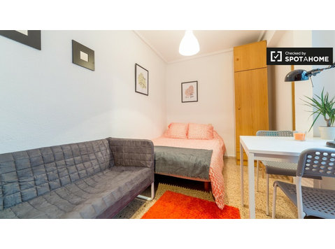Zimmer zu vermieten in 5-Bett-Wohnung in Algirós, Valencia - Zu Vermieten