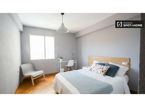 Room for rent in   5-bedroom apartment Mestalla, Valencia - Til Leie