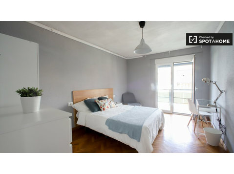 Zimmer zu vermieten in 5-Zimmer-Wohnung Mestalla, Valencia - Zu Vermieten