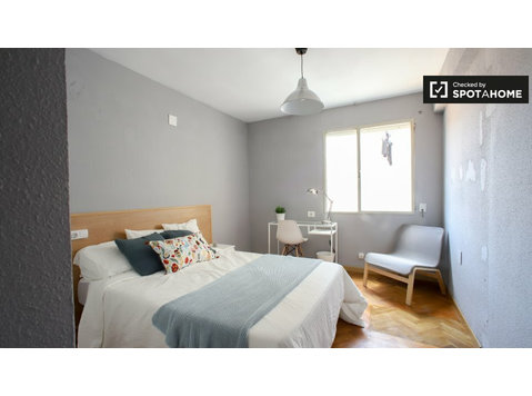Room for rent in   5-bedroom apartment Mestalla, Valencia - Vuokralle