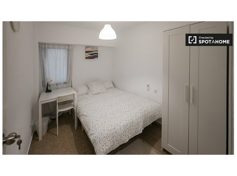 Room for rent in 5-bedroom apartment in Aiora, Valencia - เพื่อให้เช่า