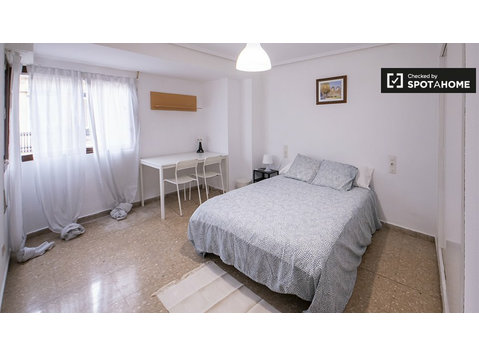 Aluga-se quarto em apartamento de 5 quartos em Aiora,… - Aluguel