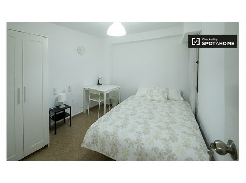 Room for rent in 5-bedroom apartment in Aiora, Valencia - Vuokralle