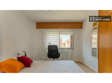 Zimmer zu vermieten in 5-Zimmer-Wohnung in Albors, Valencia - Zu Vermieten