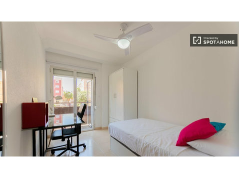 Zimmer zu vermieten in 5-Zimmer-Wohnung in Albors, Valencia - Zu Vermieten