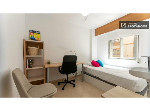 Se alquila habitación en piso de 5 habitaciones en Albors,… - Alquiler