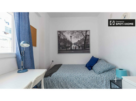 Chambre à louer dans un appartement de 5 chambres à… - À louer
