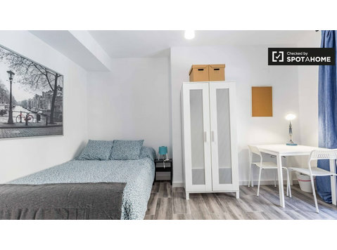 Stanza in affitto in appartamento con 5 camere da letto ad… - In Affitto