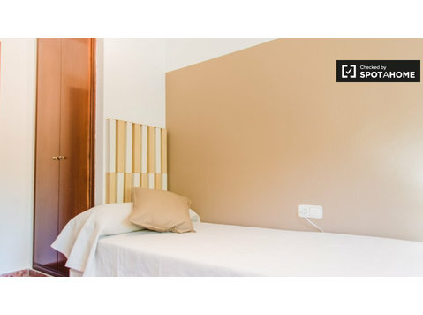 Pokój do wynajęcia w 5-pokojowym mieszkaniu w Burjassot,… - Do wynajęcia