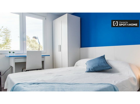 Room for rent in 5-bedroom apartment in Burjassot, Valencia - De inchiriat