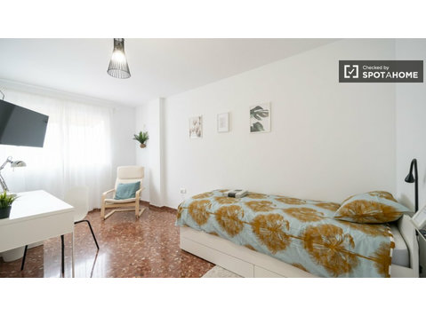 Room for rent in 5-bedroom apartment in Burjassot, Valencia - For Rent