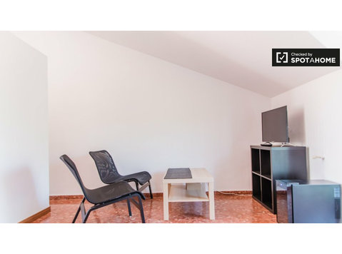 Room for rent in 5-bedroom apartment in Burjassot, Valencia - Izīrē