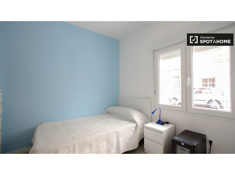 Room for rent in 5-bedroom apartment in Burjassot, Valencia - Под наем