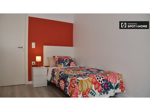 Room for rent in 5-bedroom apartment in Burjassot, Valencia - For Rent