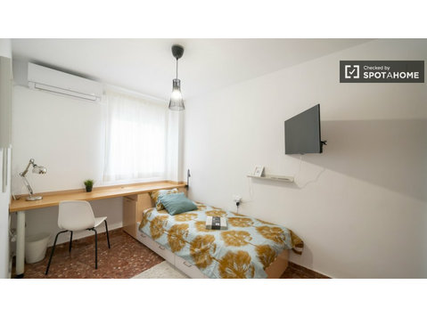 Valencia, Burjassot'ta 5 yatak odalı kiralık daire - Kiralık