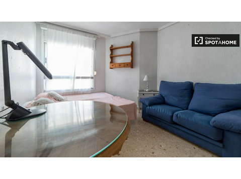 Zimmer zu vermieten in 5-Zimmer-Wohnung in Camins al Grau - Zu Vermieten