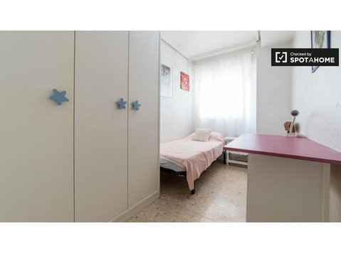 Pokój do wynajęcia w apartamencie z 5 sypialniami w Camins… - Do wynajęcia