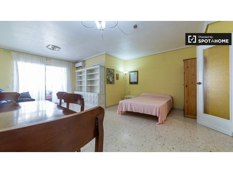 Zimmer zu vermieten in 5-Zimmer-Wohnung in Camins al Grau - Zu Vermieten
