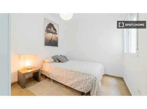Room for rent in 5-bedroom apartment in Eixample, Valencia - เพื่อให้เช่า
