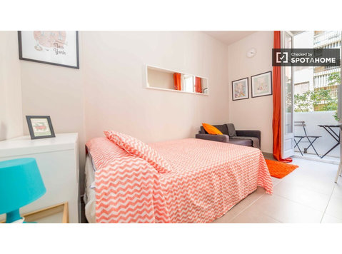 Room for rent in 5-bedroom apartment in Eixample, Valencia - Под наем