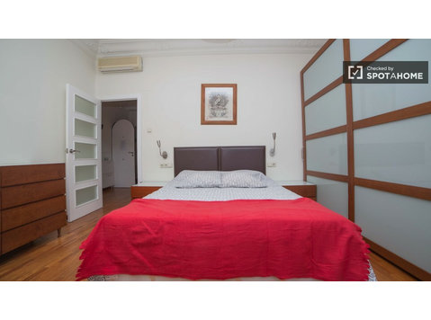 Room for rent in 5-bedroom apartment in Eixample, Valencia - For Rent
